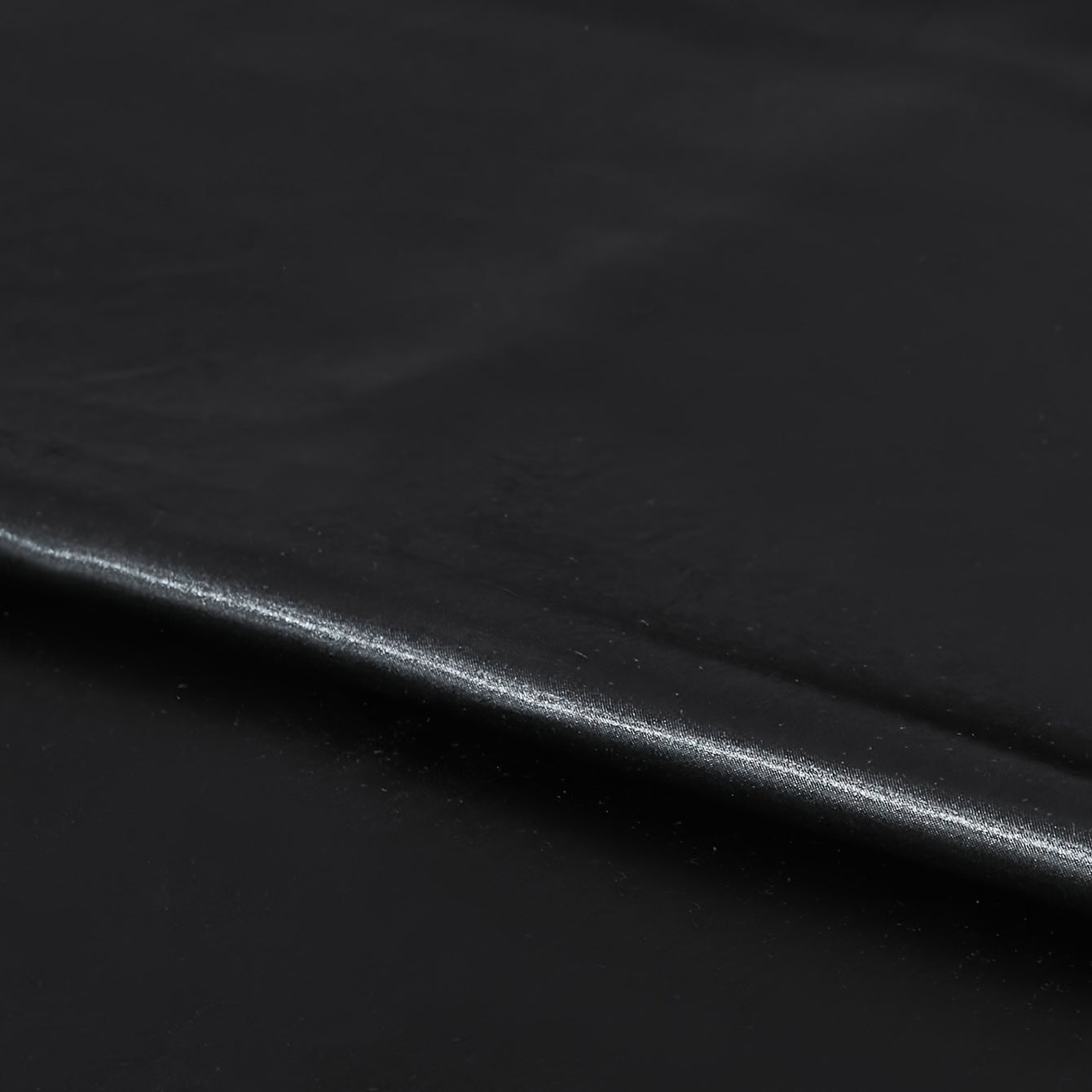 This 4pcs Satin Bed Sheet Set Includes One Fitted Sheet, One Flat Sheet, And Two Pillowcases Without Inserts. The Solid Color Showcases a Simple And Elegant Design That Never Goes Out of Style. Made from Polyester, The Fabric