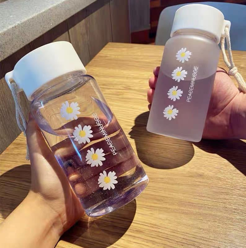 Creative Daisy Frosted Plastic Water Bottle 17.6oz