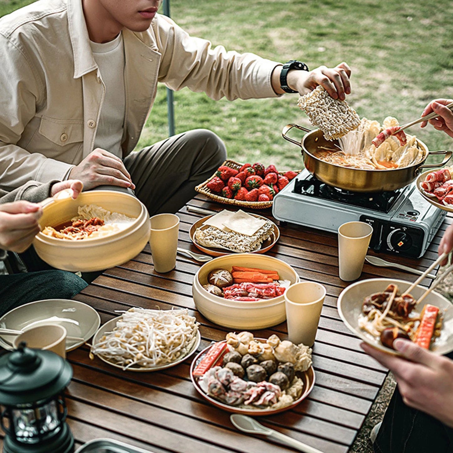 Camping Dinner Set Portable Plates Bowls & Cutlery