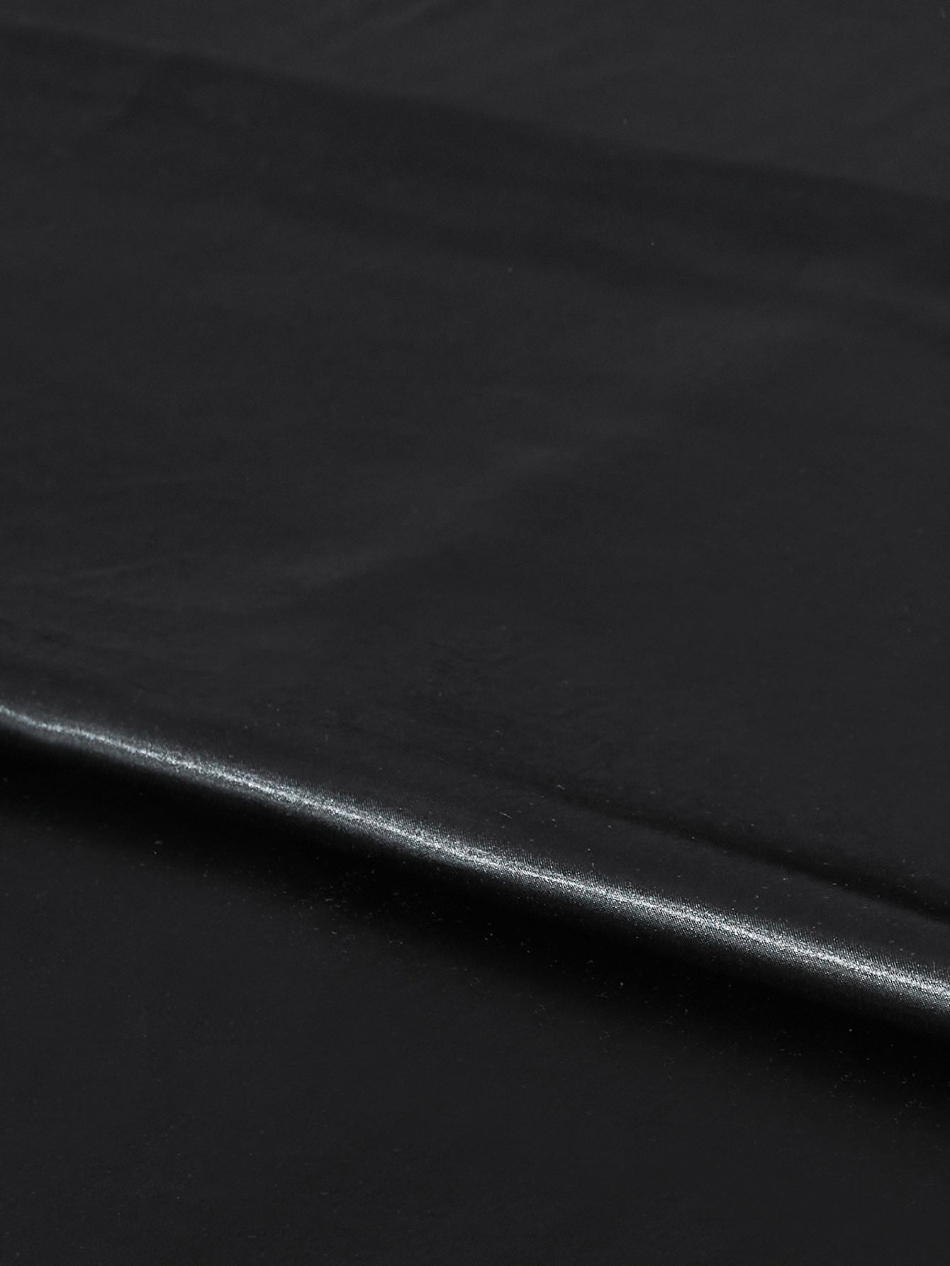 This 4pcs Satin Bed Sheet Set Includes One Fitted Sheet, One Flat Sheet, And Two Pillowcases Without Inserts. The Solid Color Showcases a Simple And Elegant Design That Never Goes Out of Style. Made from Polyester, The Fabric